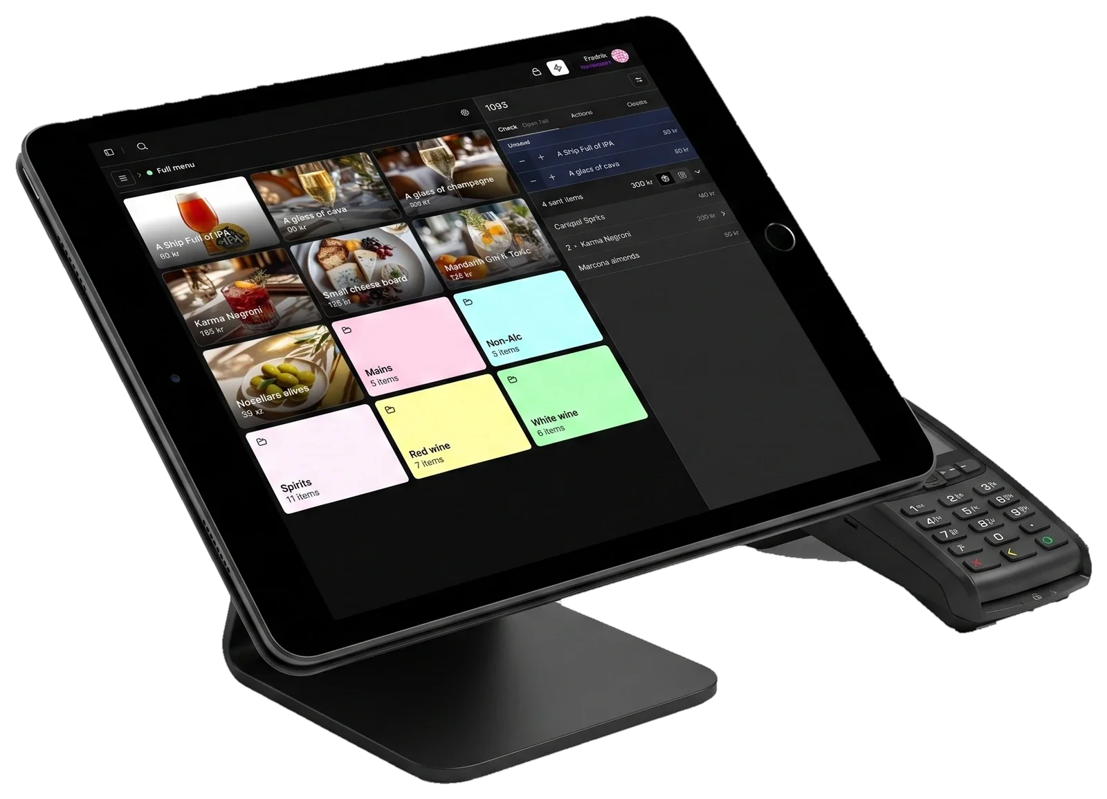 Karmas kassasystem på en iPad i kassaställ med en kortterminal bredvid