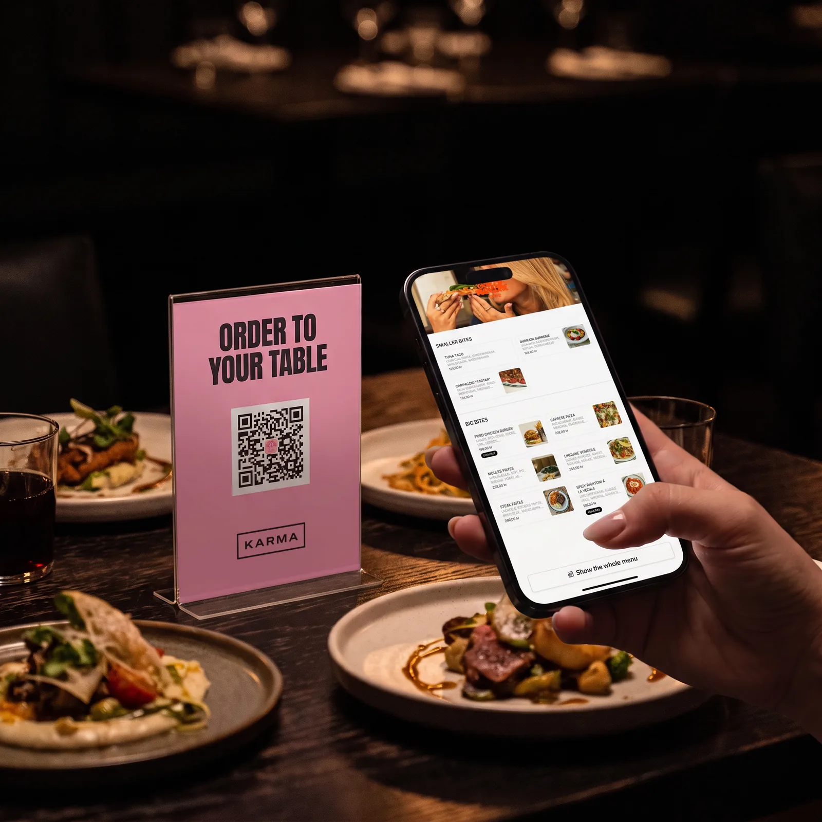 Karmas QR-skylt på ett restaurangbord och menyn i gästens mobil