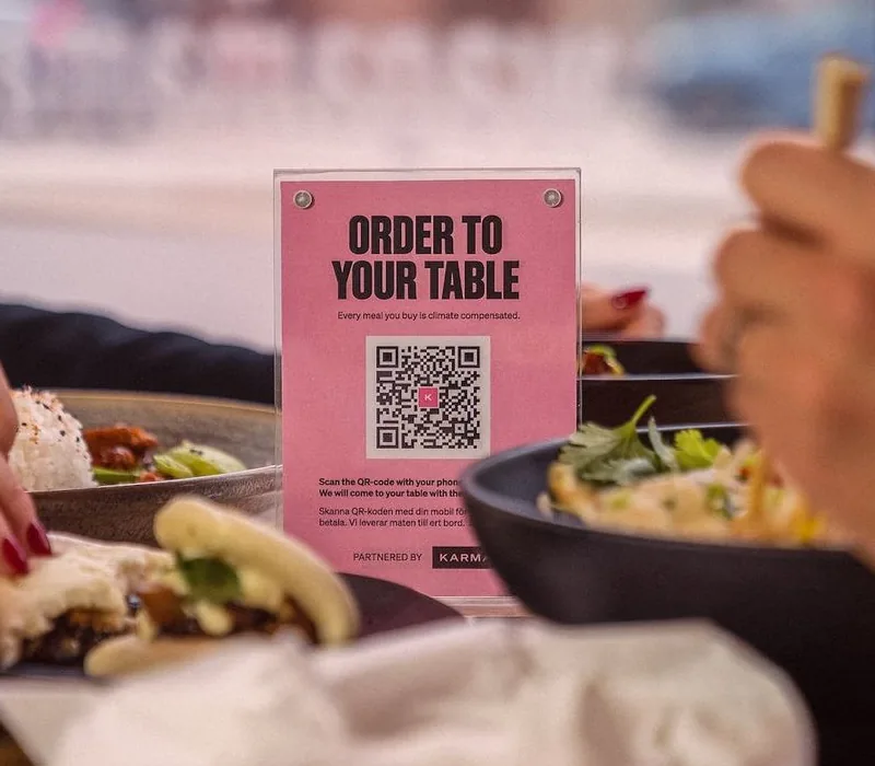 Karmas QR-bricka på ett restaurangbord